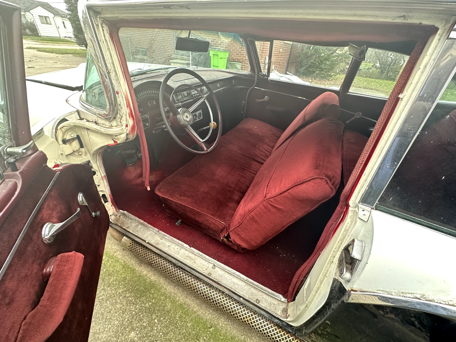 Ford-Fairlane-Coupe-1957-White-Red-186209-10