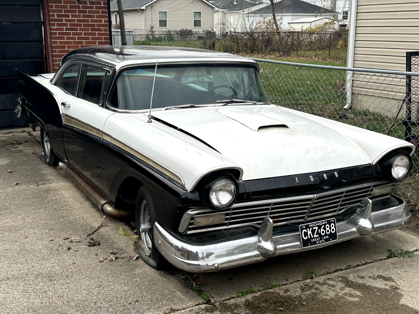 Ford-Fairlane-Coupe-1957-White-Red-186209-3