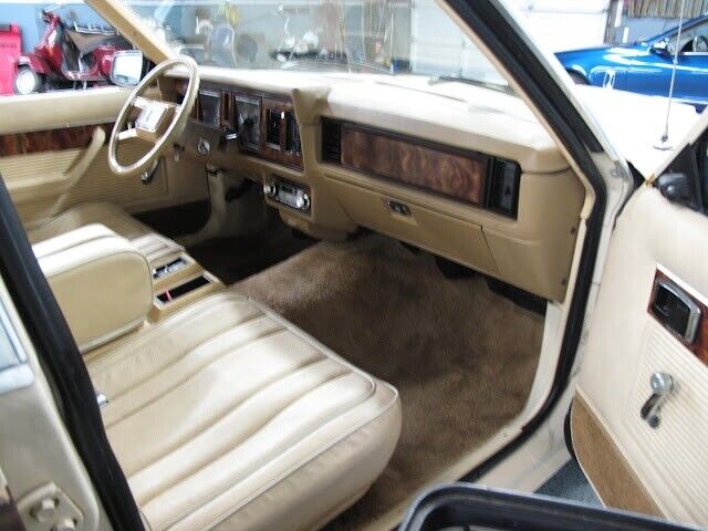 Ford-Granada-1982-White-Tan-91733-11