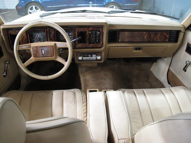 Ford-Granada-1982-White-Tan-91733-2