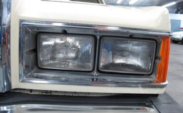 Ford-Granada-1982-White-Tan-91733-36