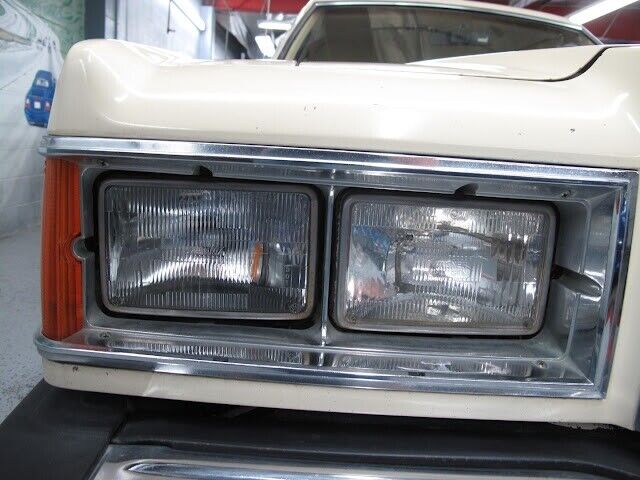 Ford-Granada-1982-White-Tan-91733-37