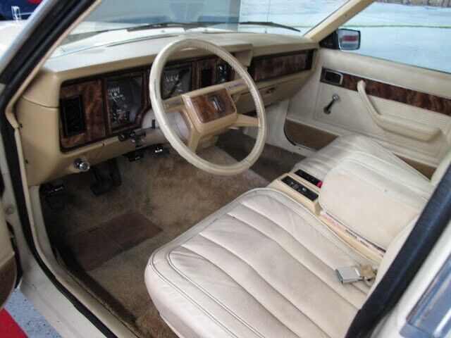 Ford-Granada-1982-White-Tan-91733-7