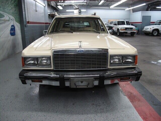 Ford-Granada-1982-White-Tan-91733-8