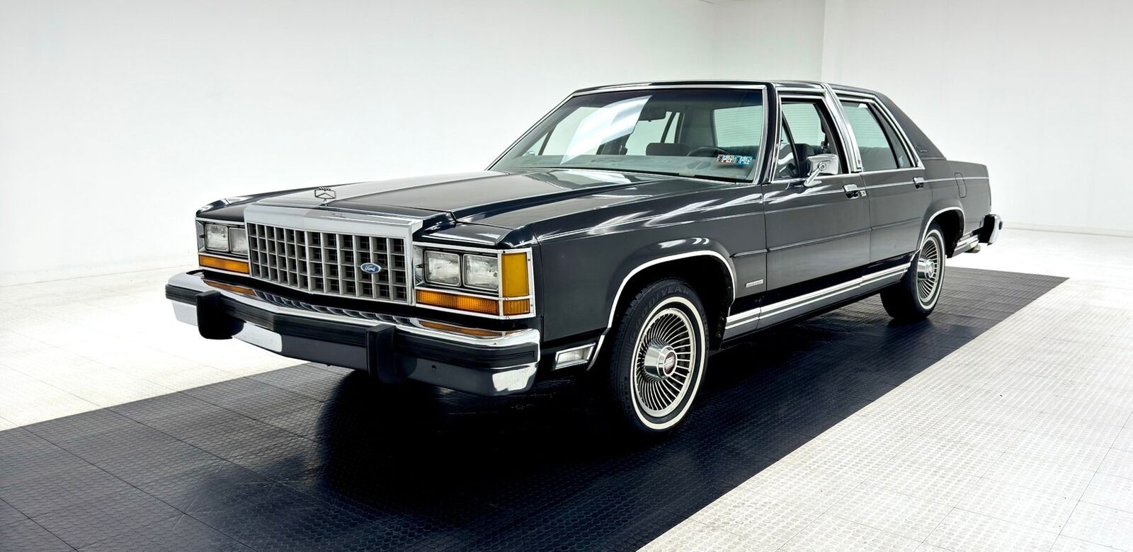 Ford LTD Berline 1984 à vendre