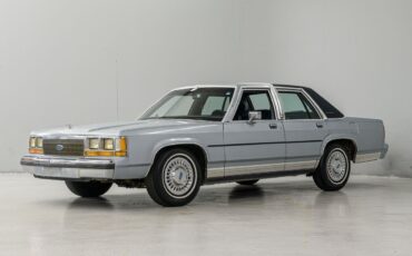 Ford LTD Berline 1990