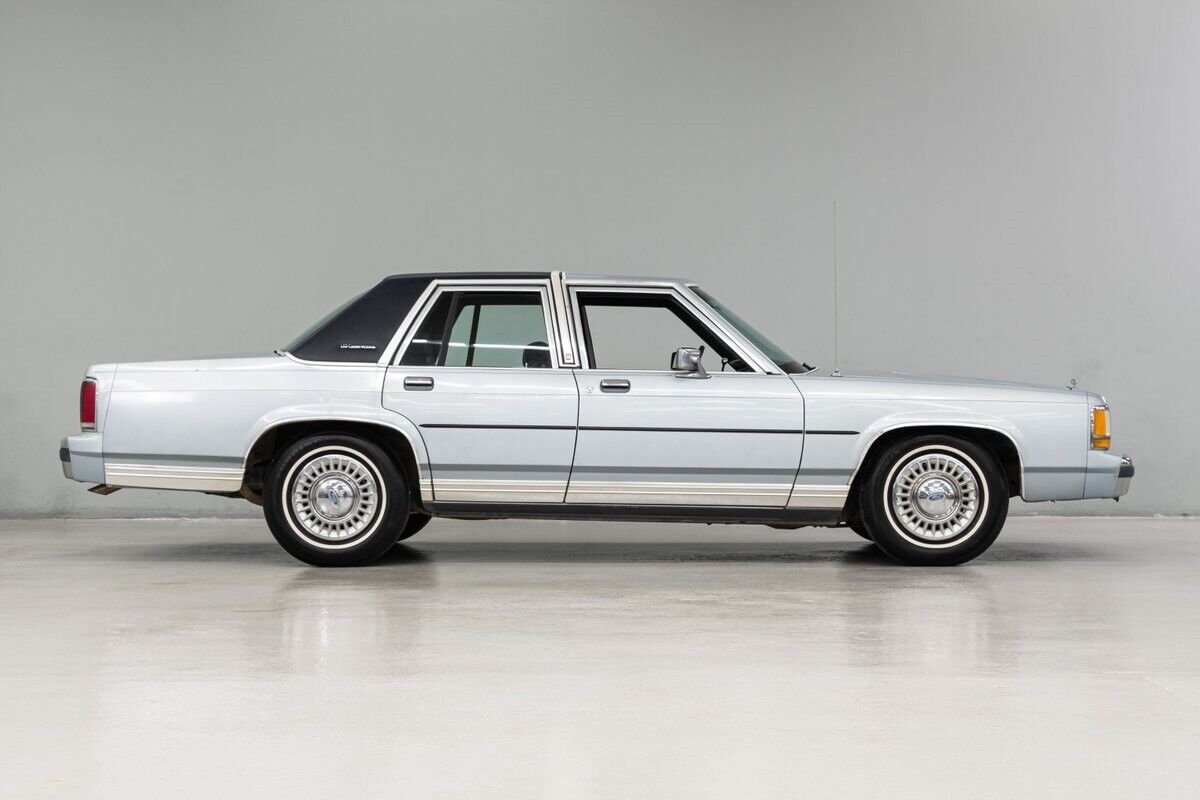 Ford-LTD-Berline-1990-Silver-Blue-91272-7