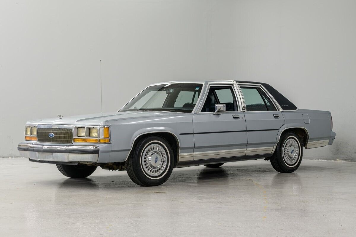 Ford LTD Berline 1990