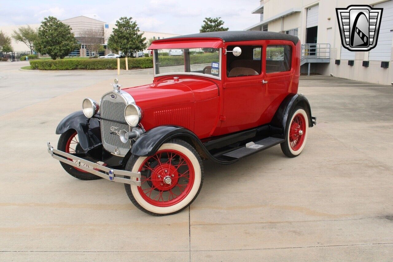 Ford-Model-A-1928-Red-Tan-45-2