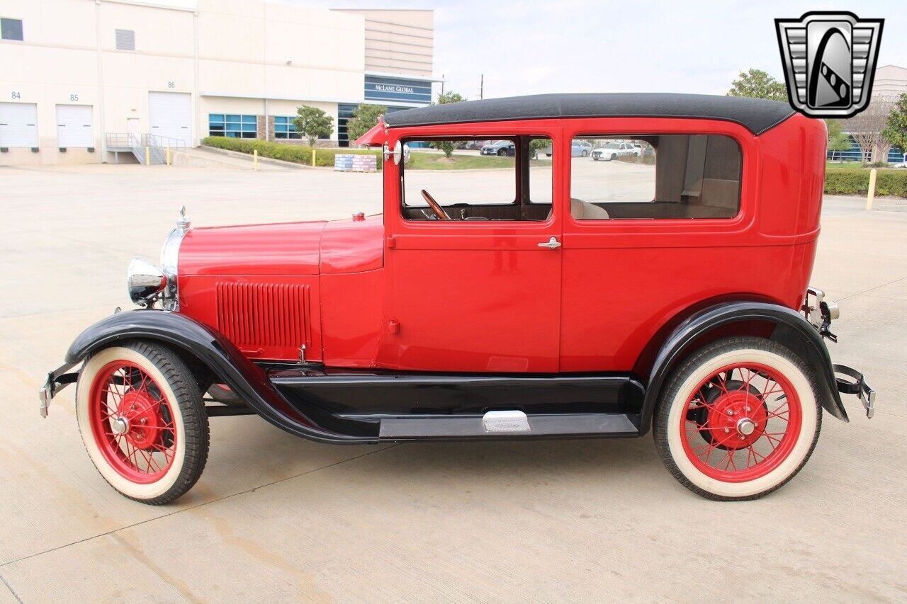 Ford-Model-A-1928-Red-Tan-45-3