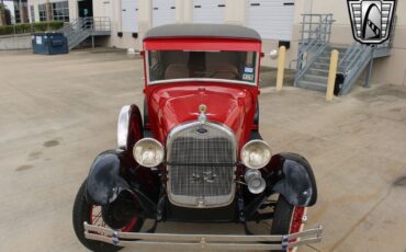 Ford-Model-A-1928-Red-Tan-45-5