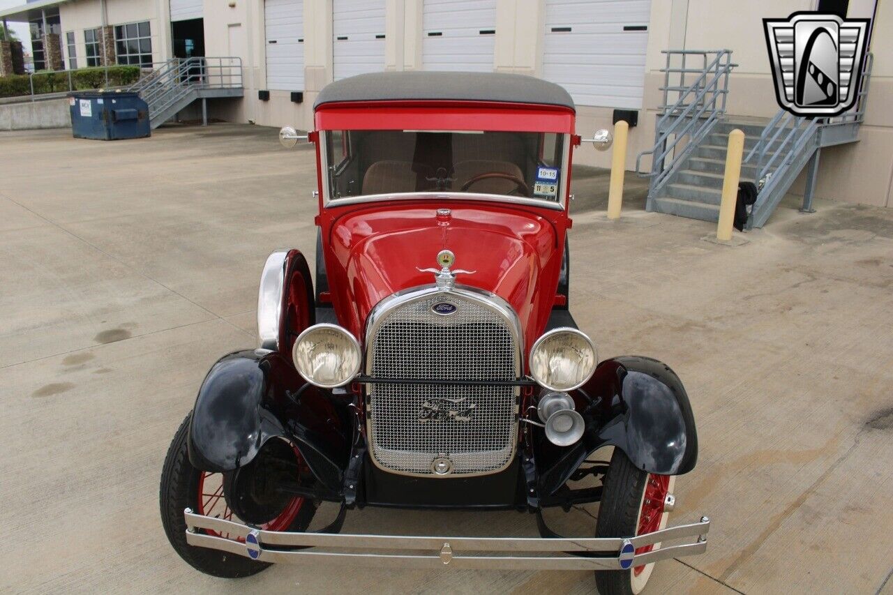 Ford-Model-A-1928-Red-Tan-45-5