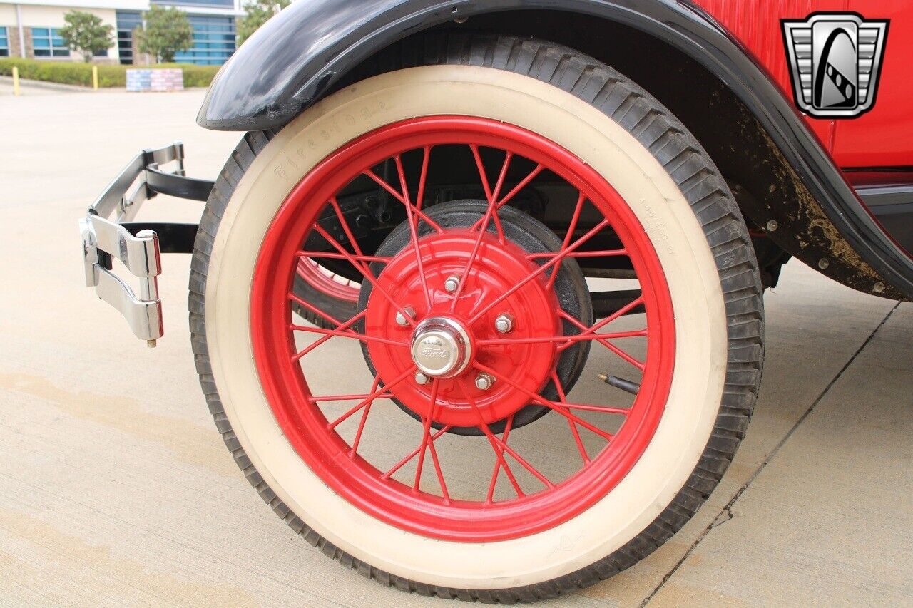 Ford-Model-A-1928-Red-Tan-45-6