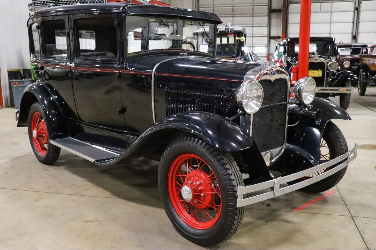 Ford-Model-A-Berline-1930-Black-Gray-3899-11