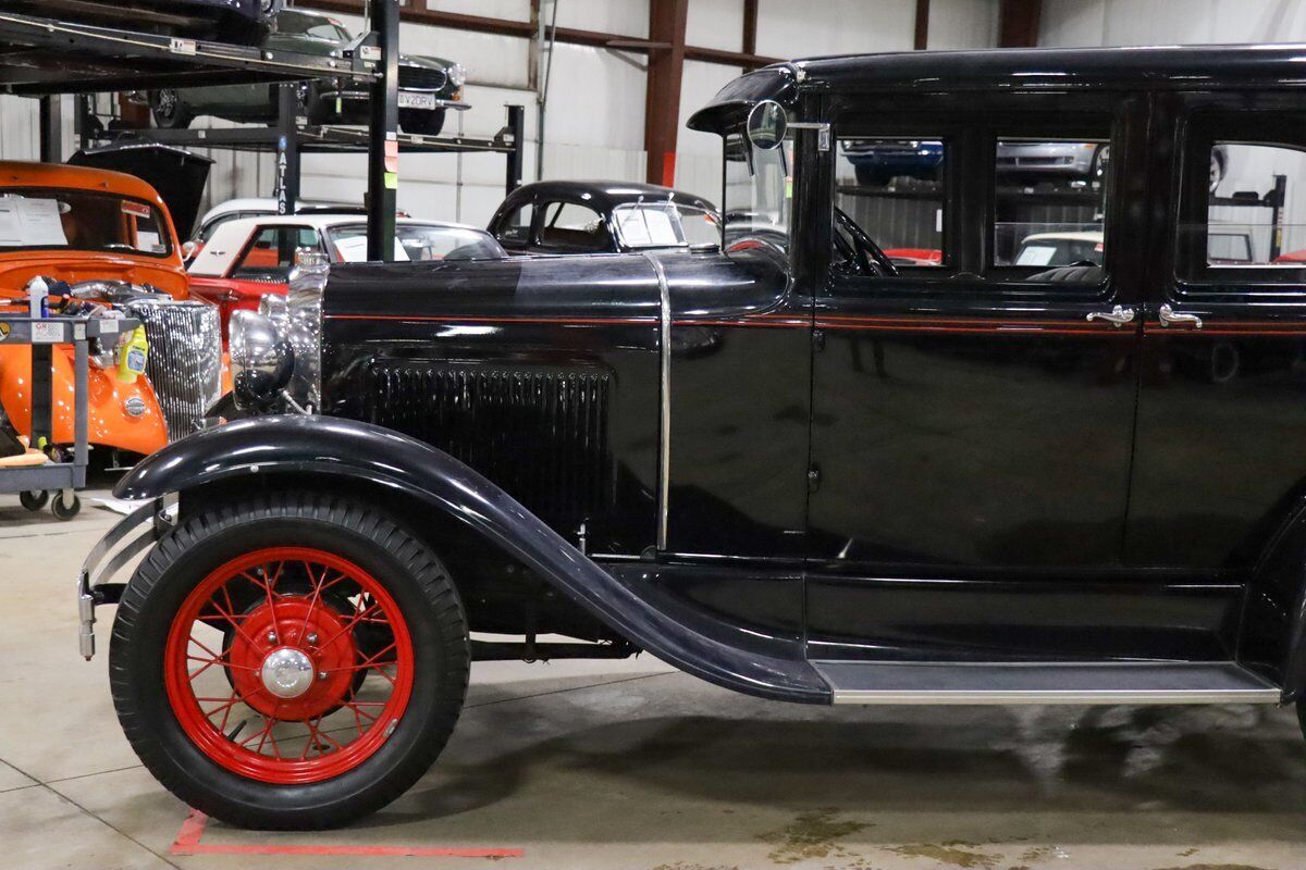 Ford-Model-A-Berline-1930-Black-Gray-3899-2