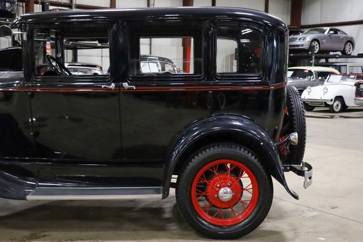 Ford-Model-A-Berline-1930-Black-Gray-3899-4