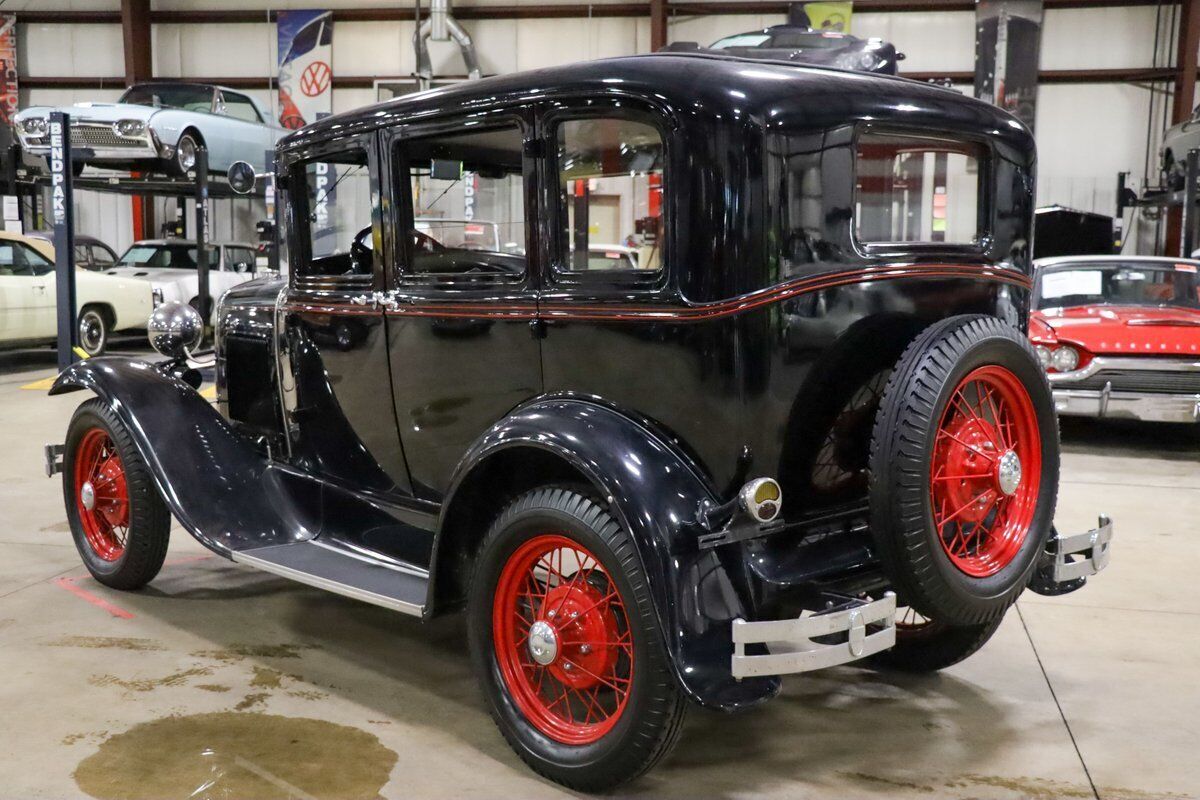 Ford-Model-A-Berline-1930-Black-Gray-3899-5