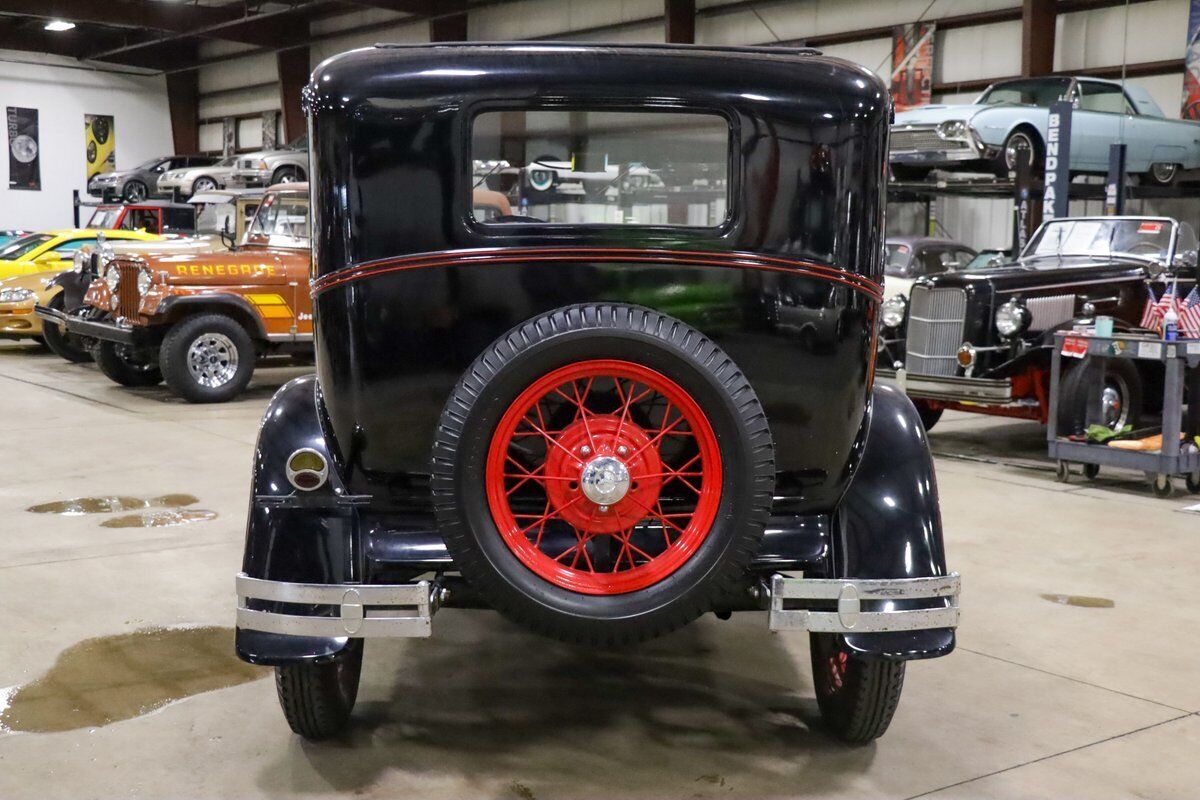 Ford-Model-A-Berline-1930-Black-Gray-3899-6