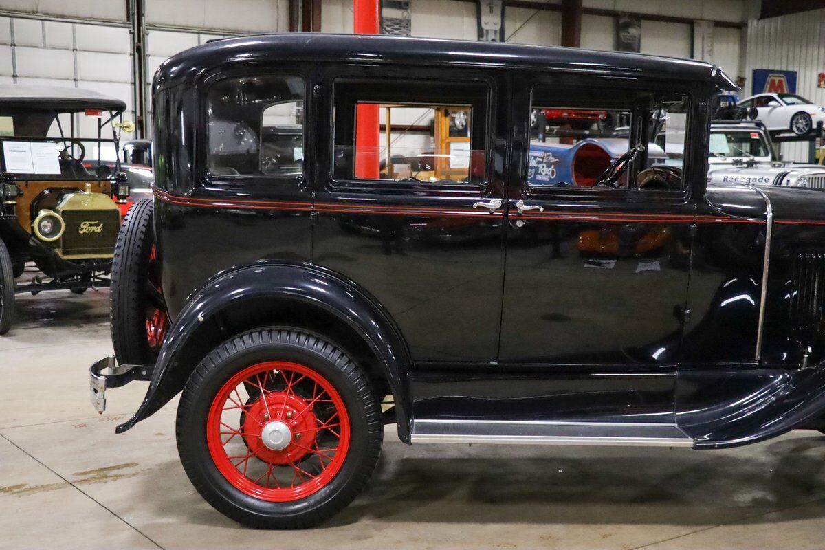 Ford-Model-A-Berline-1930-Black-Gray-3899-8