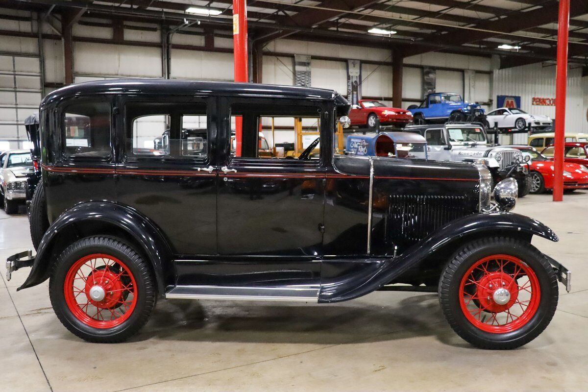 Ford-Model-A-Berline-1930-Black-Gray-3899-9