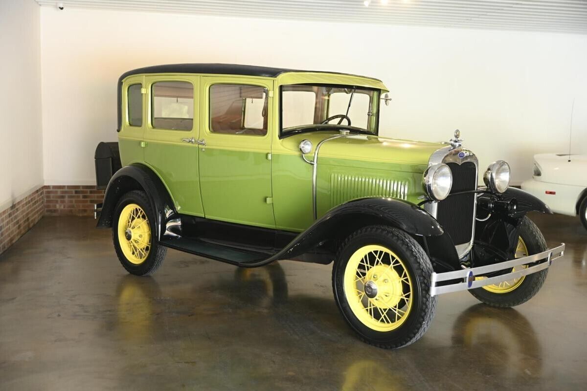 Ford-Model-A-Berline-1930-Green-Beige-56308-1