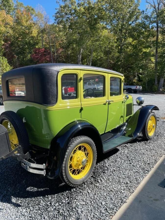 Ford-Model-A-Berline-1930-Green-Beige-56308-5