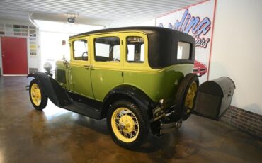 Ford-Model-A-Berline-1930-Green-Beige-56308-6