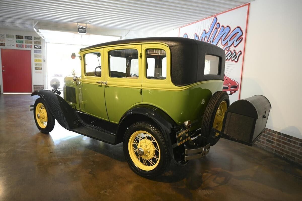 Ford-Model-A-Berline-1930-Green-Beige-56308-6