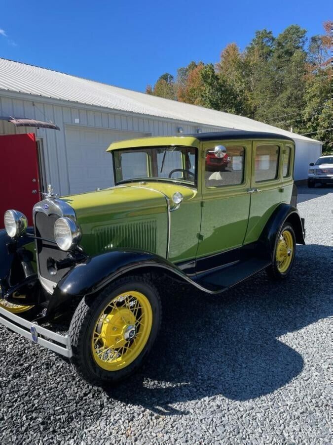 Ford-Model-A-Berline-1930-Green-Beige-56308-7