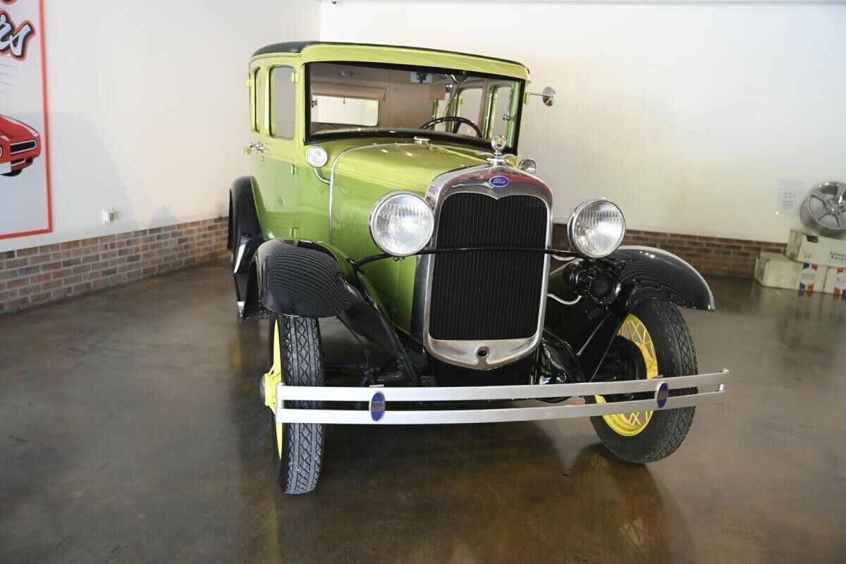 Ford-Model-A-Berline-1930-Green-Beige-56308-9