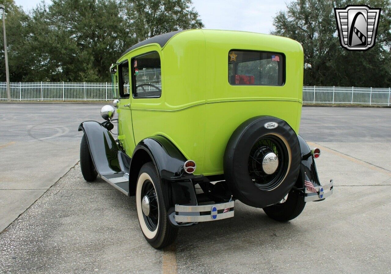 Ford-Model-A-Berline-1931-Green-Tan-5499-6