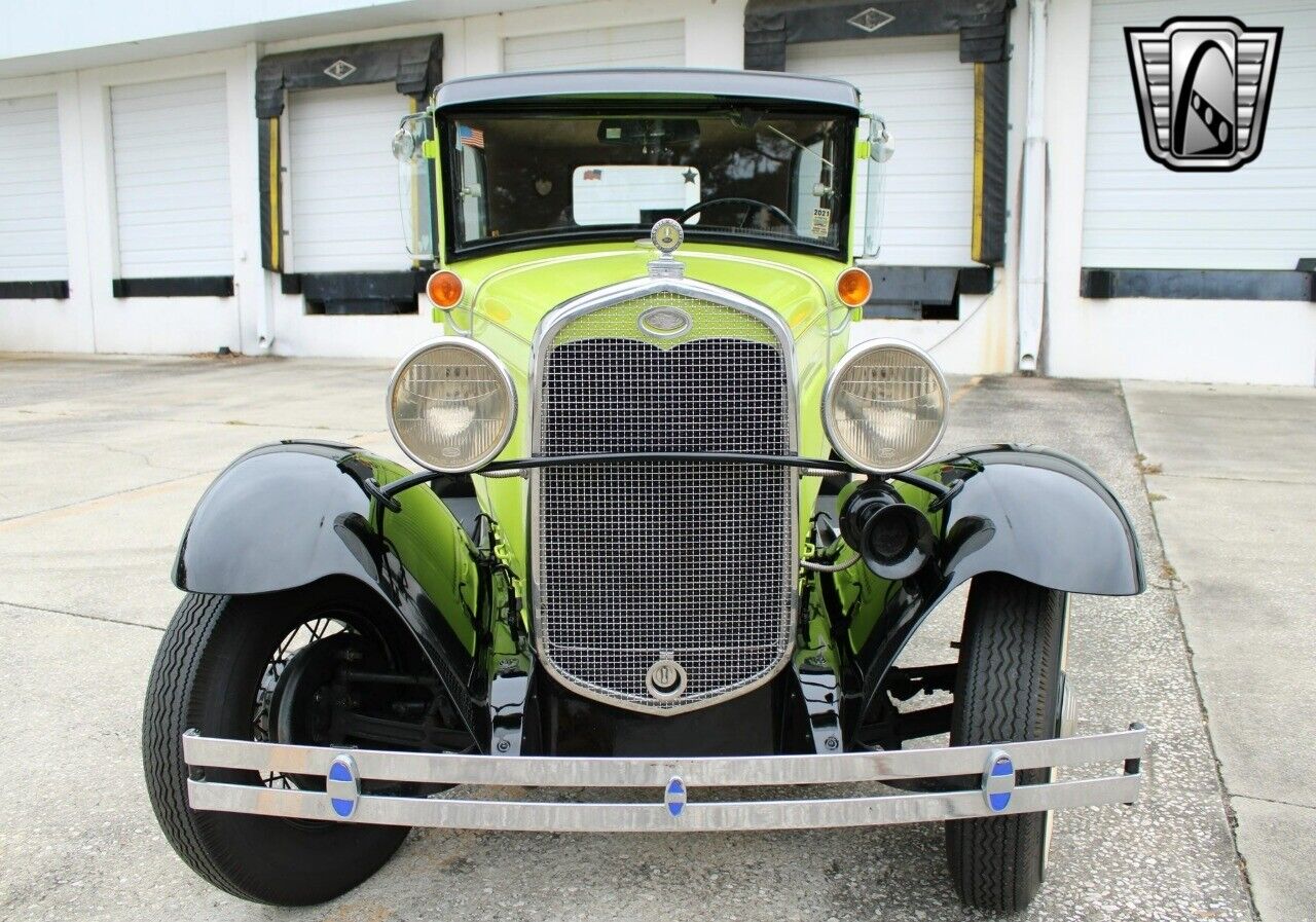 Ford-Model-A-Berline-1931-Green-Tan-5499-9