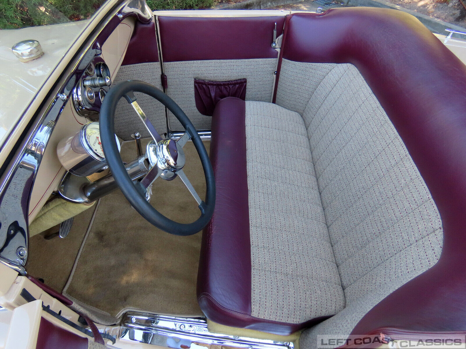 Ford-Model-A-Cabriolet-1928-Beige-Burgundy-135185-14