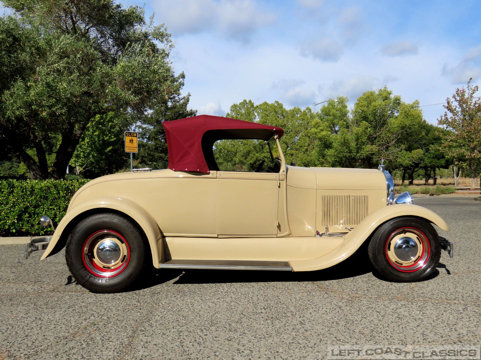 Ford-Model-A-Cabriolet-1928-Beige-Burgundy-135185-4