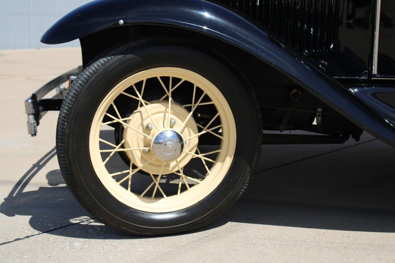 Ford-Model-A-Cabriolet-1931-Black-Brown-1608-11