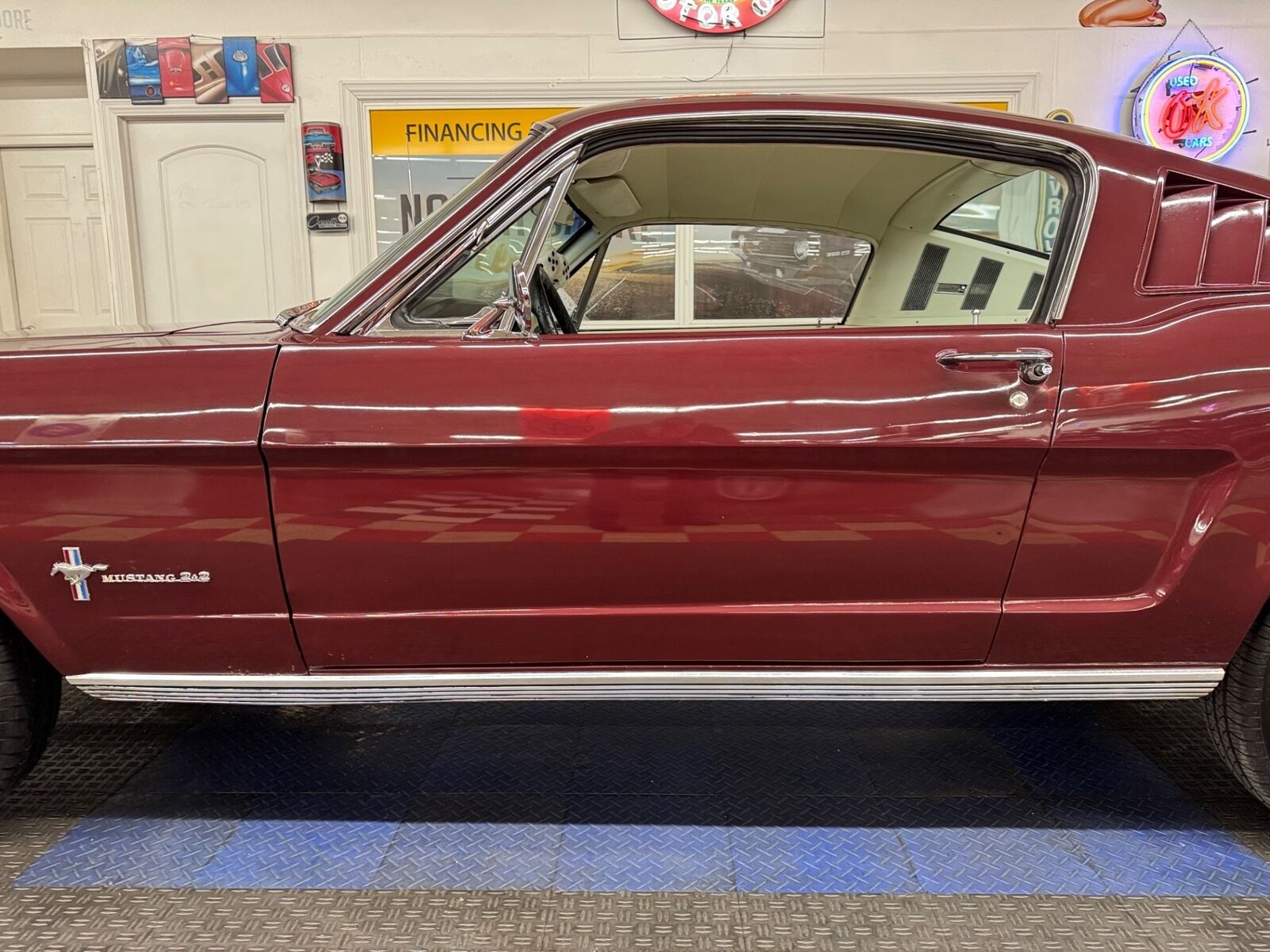 Ford-Mustang-1965-Burgundy-White-145493-19