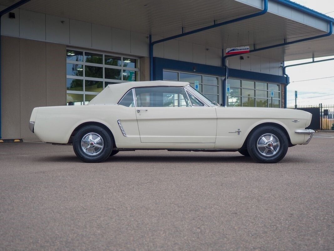 Ford-Mustang-1965-White-White-108494-9