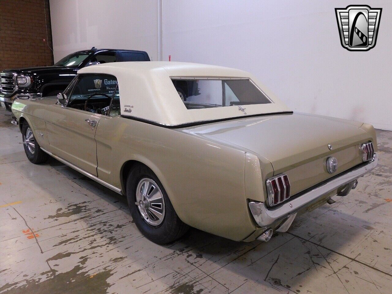 Ford-Mustang-1966-Gold-Gold-135732-2