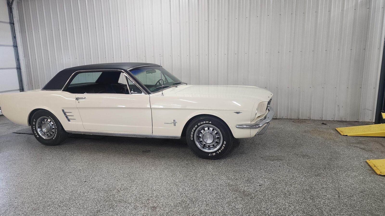 Ford-Mustang-1966-White-Black-98392-1