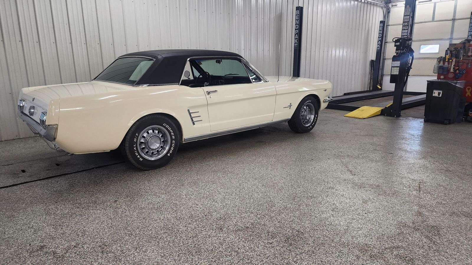 Ford-Mustang-1966-White-Black-98392-3