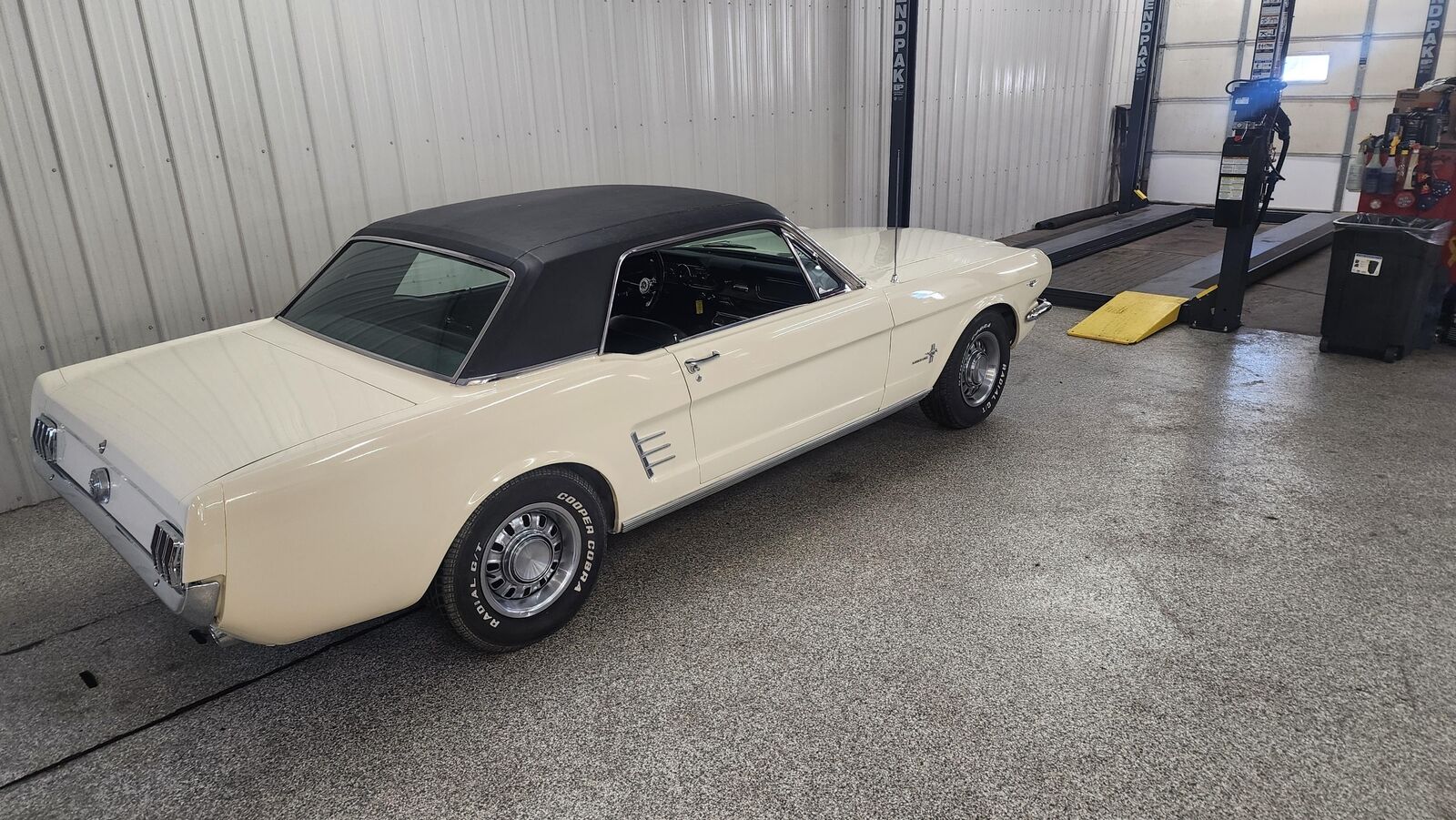 Ford-Mustang-1966-White-Black-98392-5