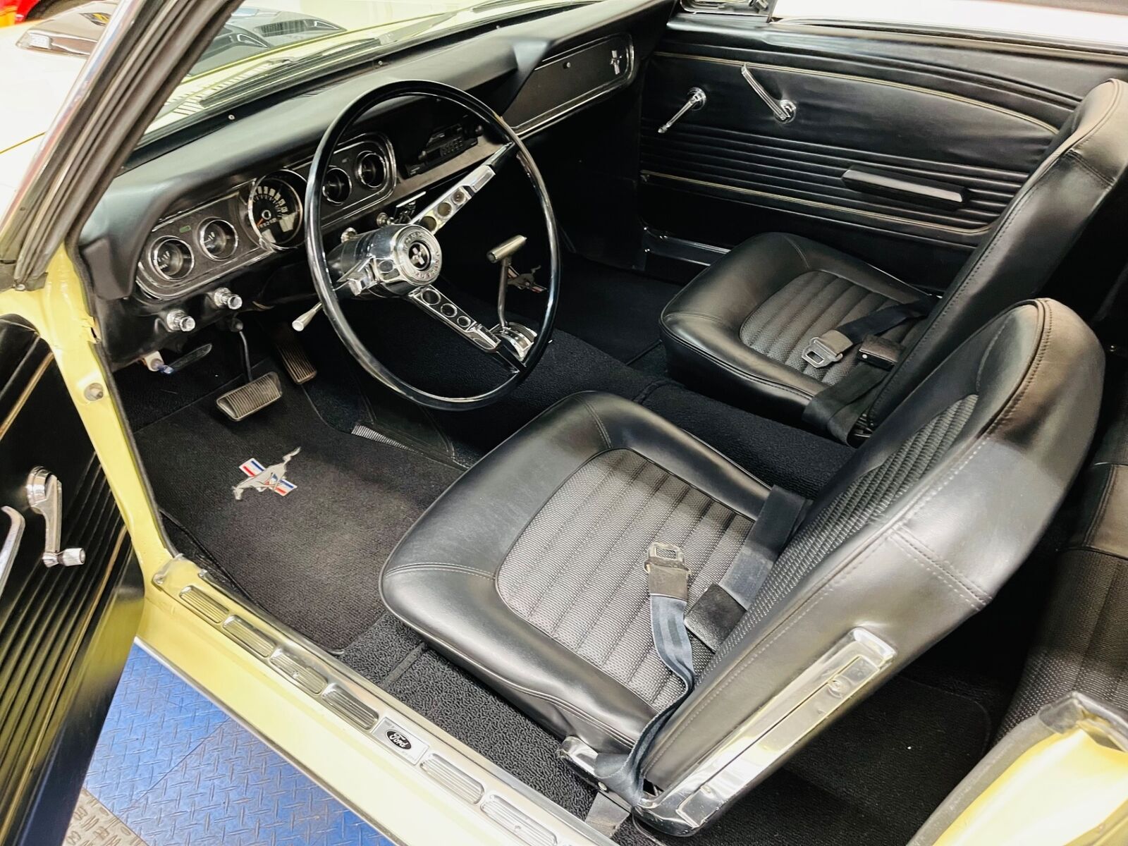 Ford-Mustang-1966-Yellow-Black-121707-16