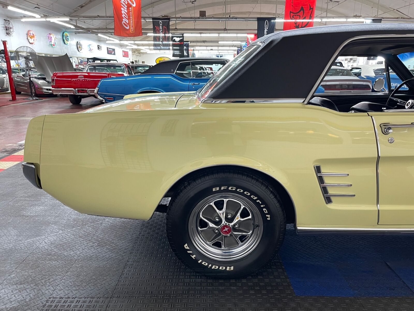 Ford-Mustang-1966-Yellow-Black-121707-28