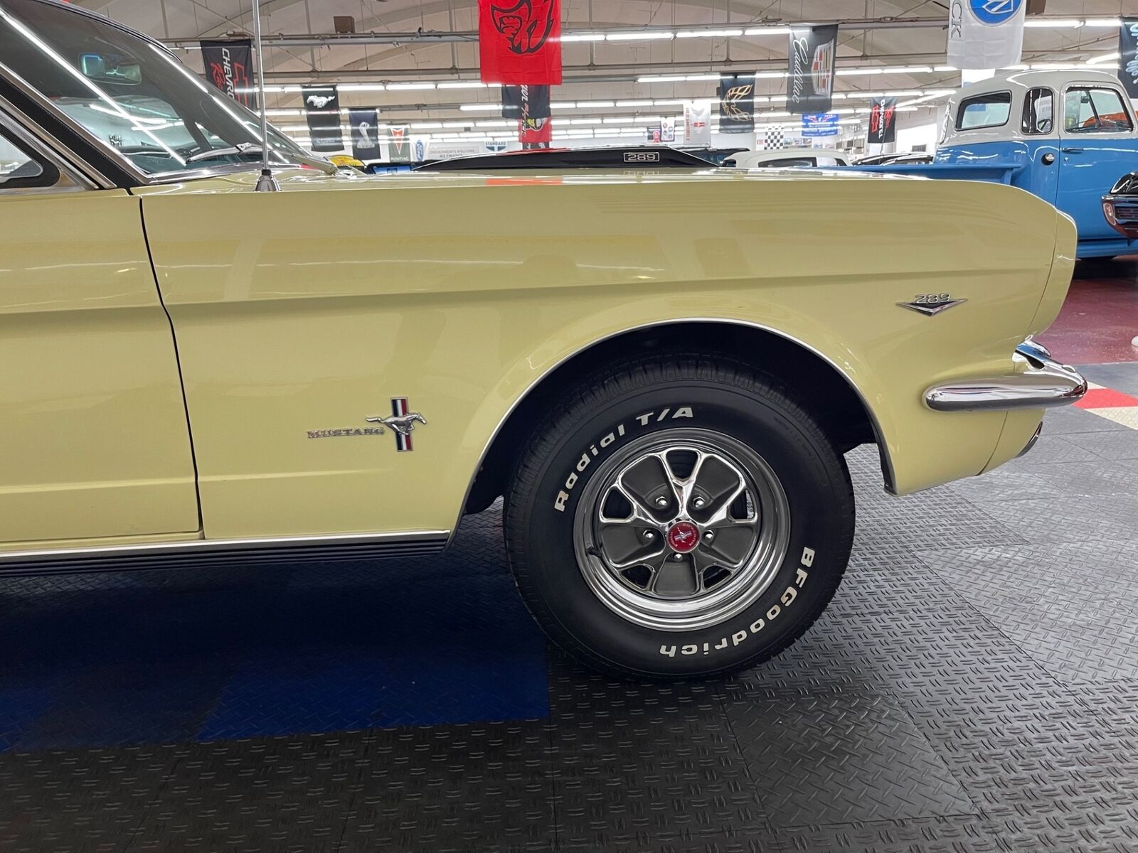 Ford-Mustang-1966-Yellow-Black-121707-30