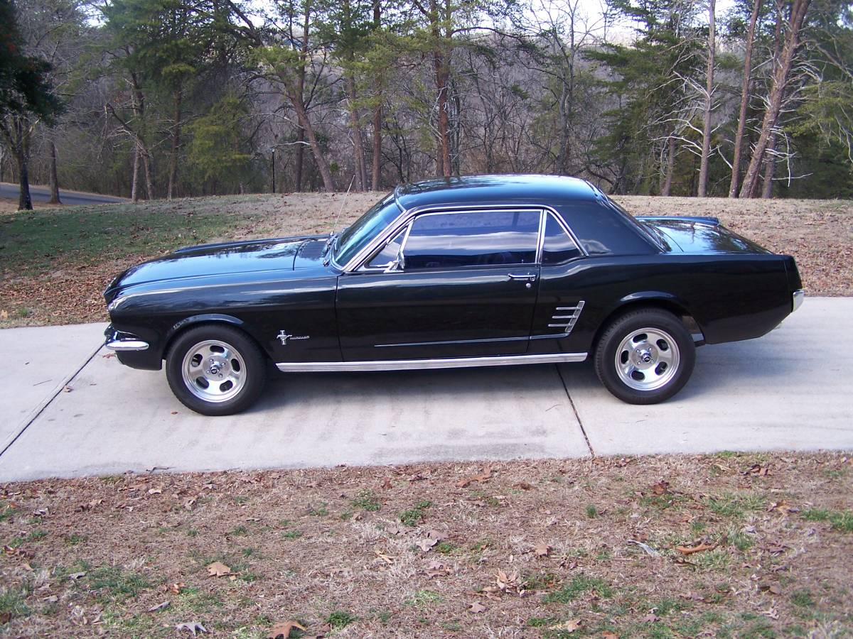 Ford-Mustang-1966-black-110840-1