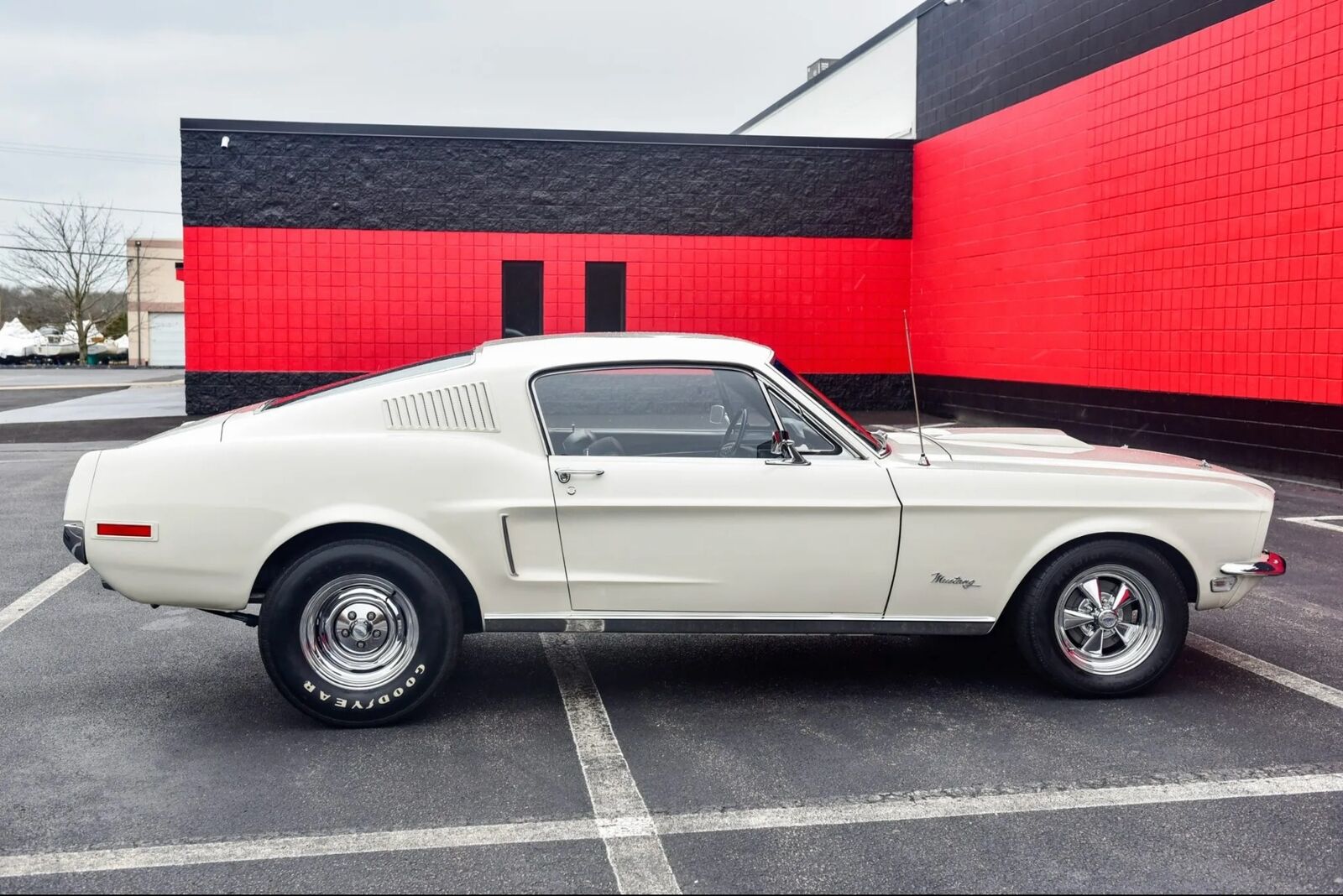 Ford-Mustang-1968-White-Black-38624-2