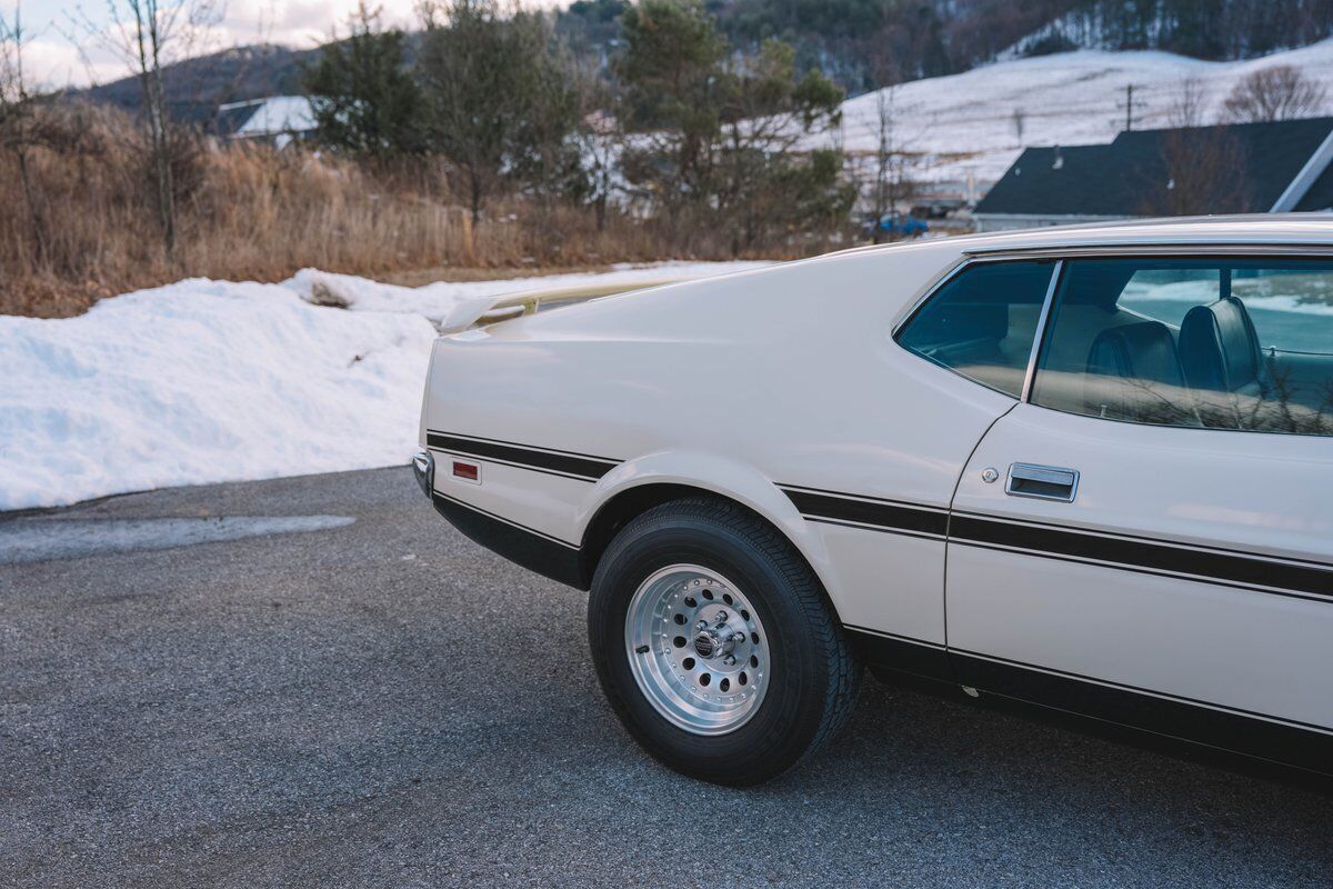 Ford-Mustang-1972-White-Black-50260-20