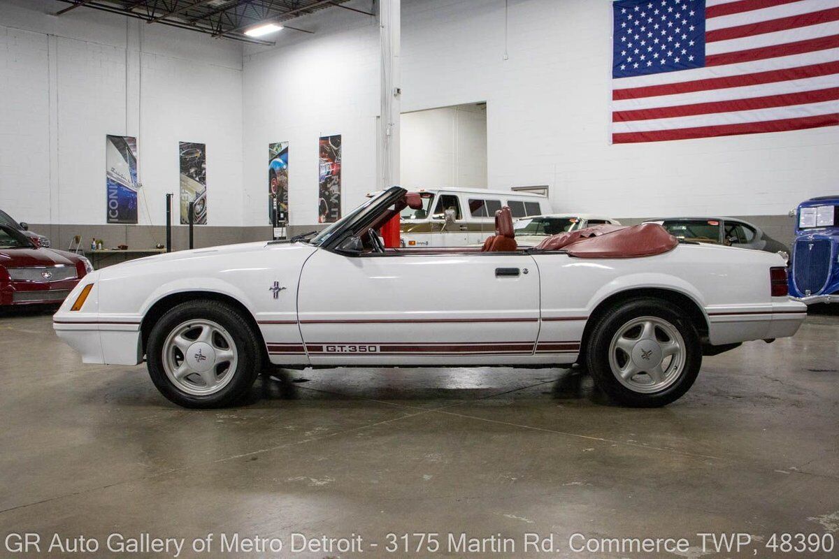 Ford-Mustang-1984-White-Red-86214-2