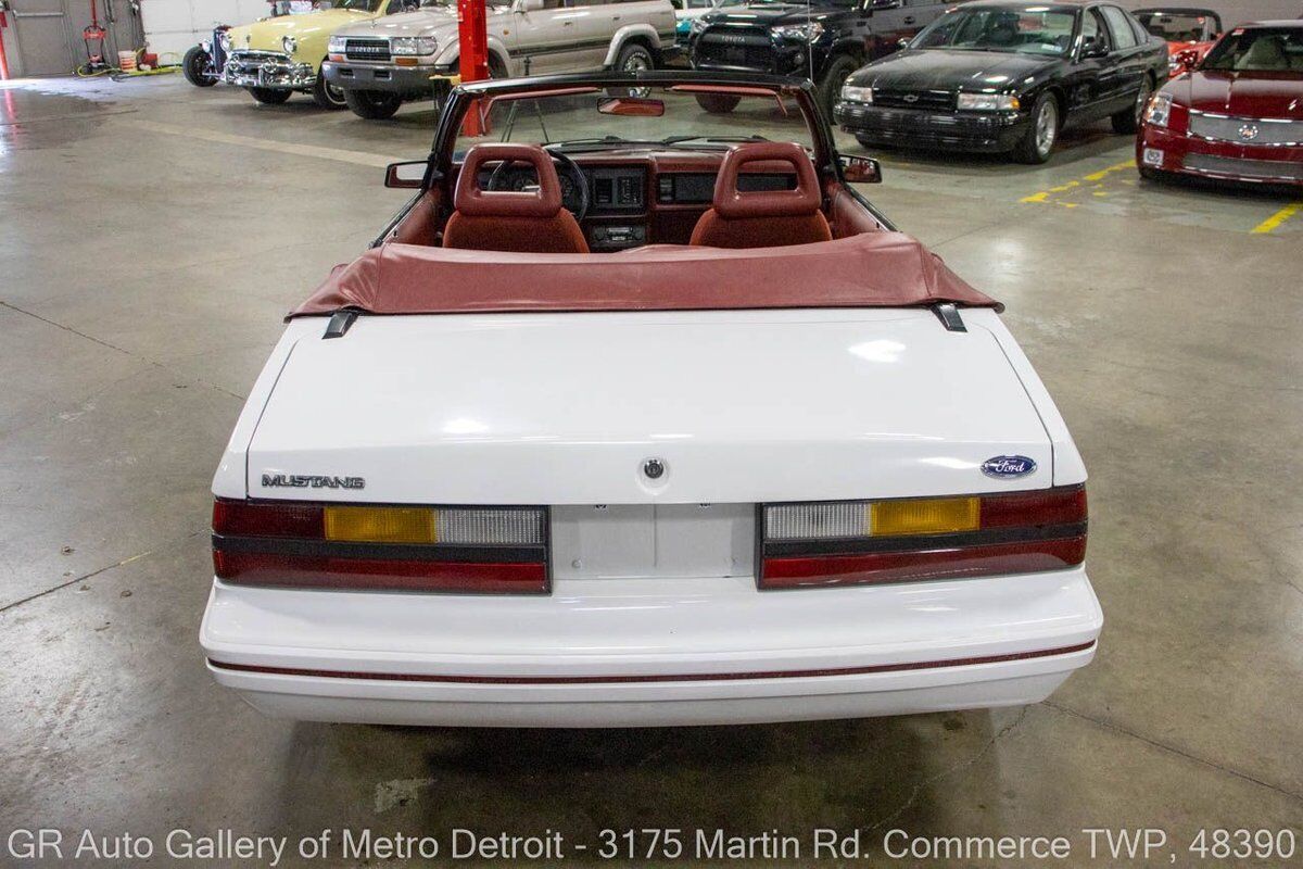 Ford-Mustang-1984-White-Red-86214-4