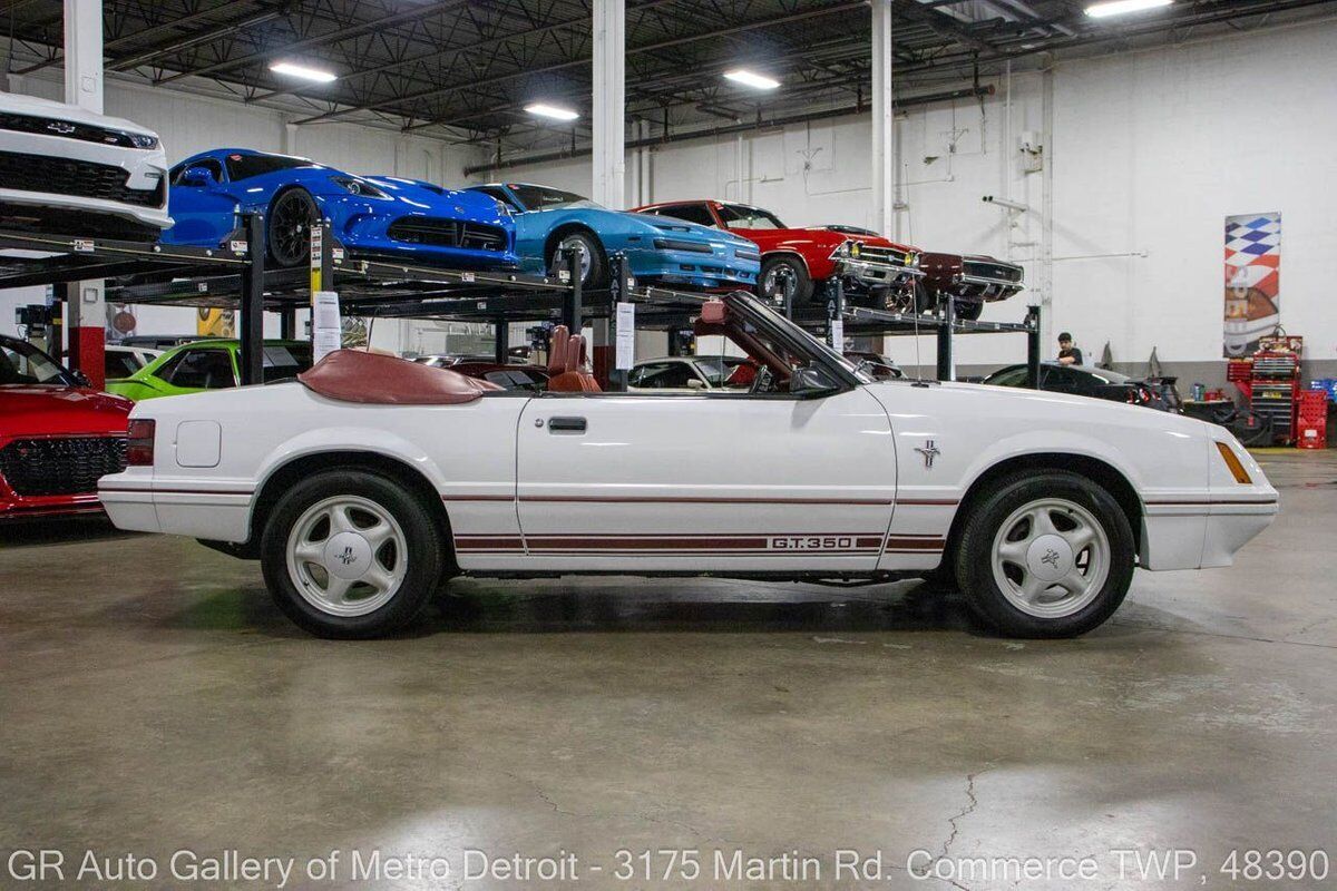 Ford-Mustang-1984-White-Red-86214-7